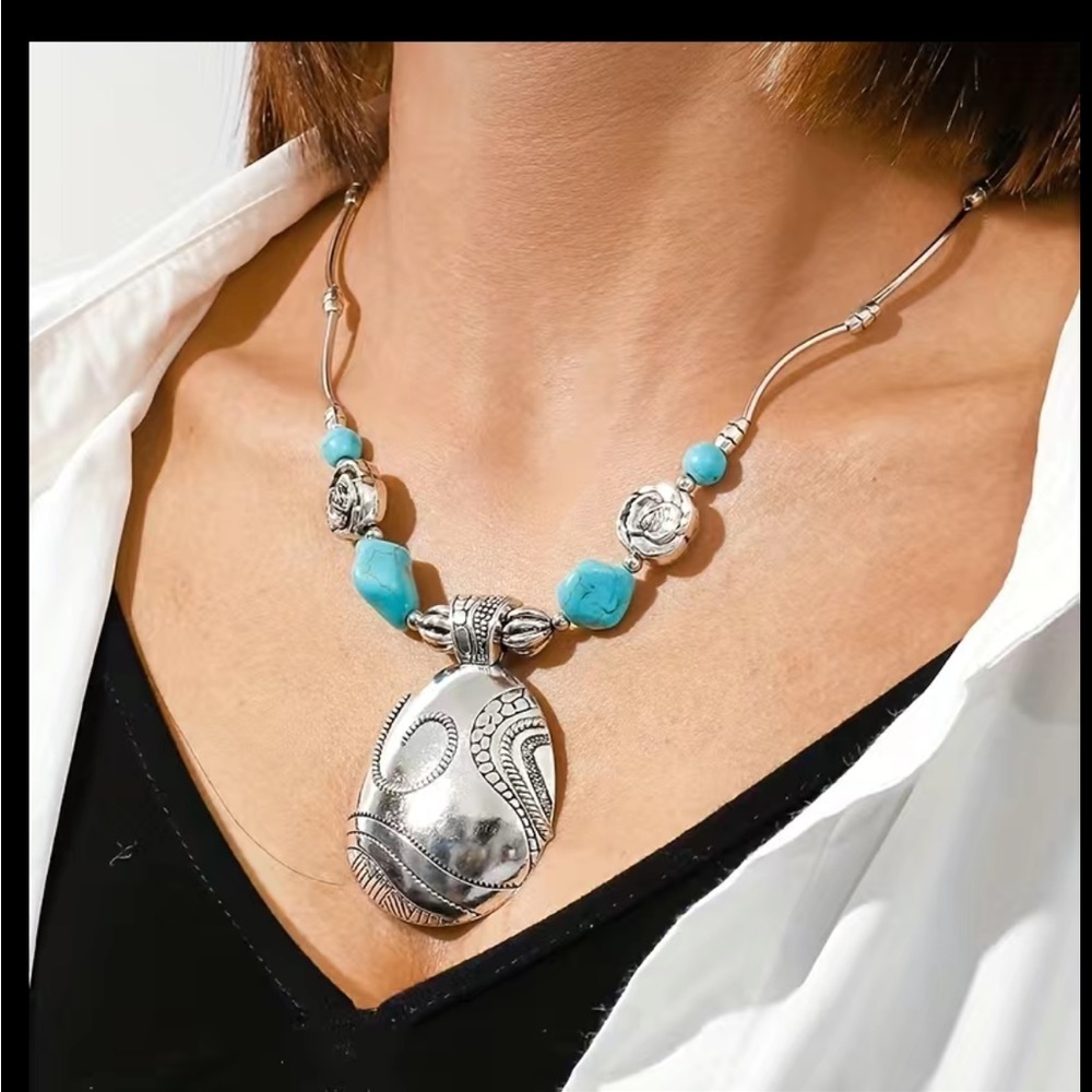 Beautiful Turquoise Stone & Silver Statement Necklace